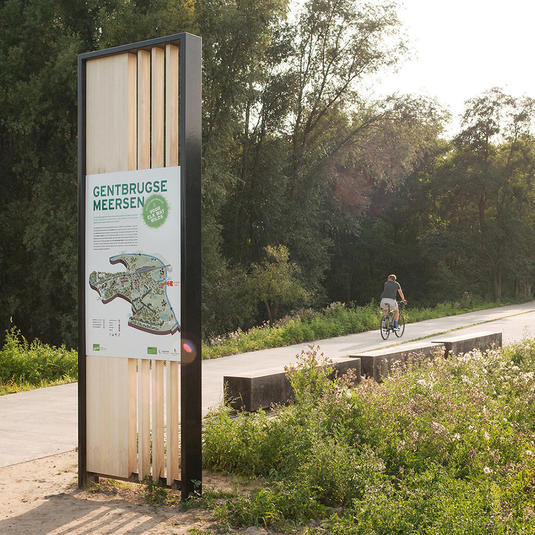Stad-Gent-Gentbrugse-Meersen-totem-en-fietser